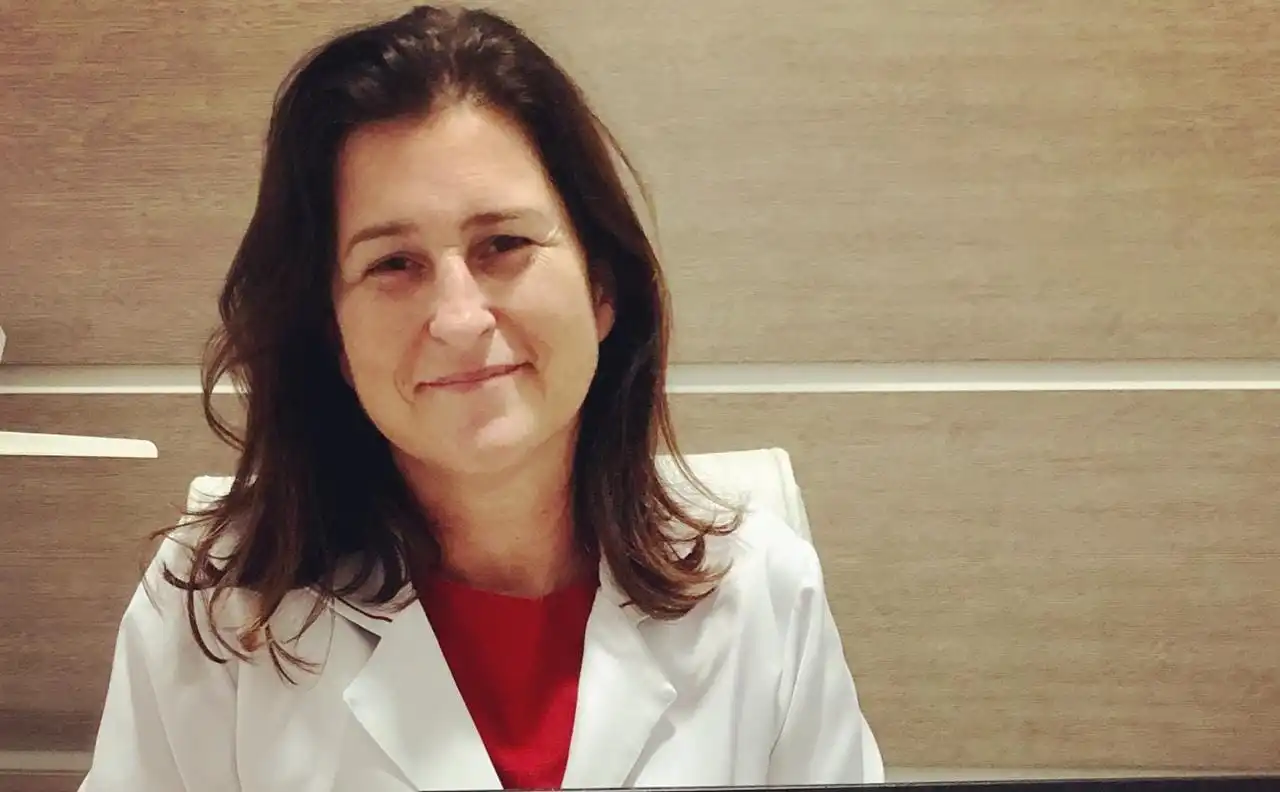 imagem da Dra. Renata Bourdette no consultório